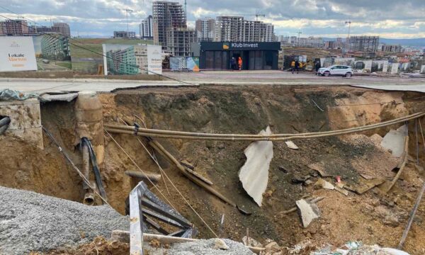 Komuna e Prishtinës njofton qytetarët: Rruga “Don Shtjefën Kurti” u shemb plotësisht, shmangeni dhe ndiqni udhëzimet në terren