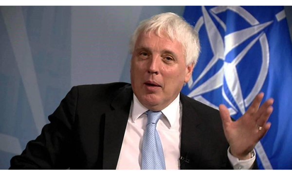 Jamie Shea: KFOR-i të mbetet në Kosovë deri anëtarësimin në NATO, ka ende tensione aty