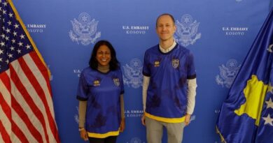 Ambasada e ShBA-së mesazh lojtarëve: Të gjithë ne po ju mbështesim – luani fort dhe bëjeni Kosovën krenare