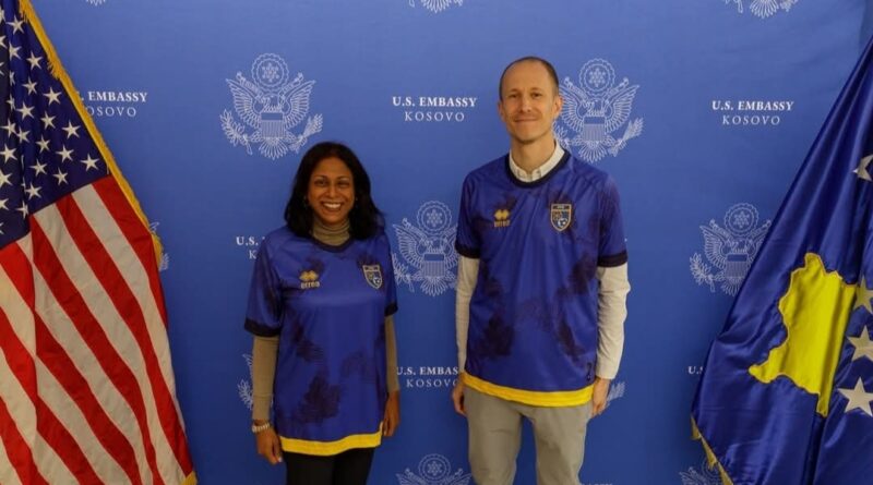 Ambasada e ShBA-së mesazh lojtarëve: Të gjithë ne po ju mbështesim – luani fort dhe bëjeni Kosovën krenare