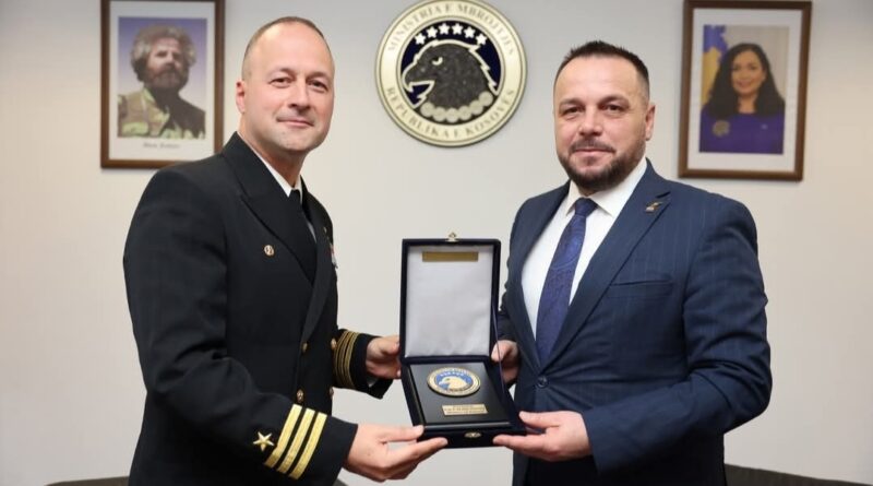 Maqedonci takon komandantin shqiptar të marinës amerikane, USS Pearl Harbor