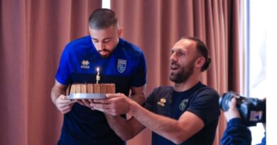 Shokët ia urojnë ditëlindjen Zhegrovës: Shpresoj ta festojmë sonte bashkërisht kualifikimin në Botëror