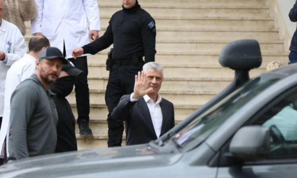 Vizita në spital dhe takimi i fundit me babain, një vit nga rikthimi i Hashim Thaçit në Kosovë