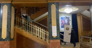 Në Kuvend bëhen gati për seancën për president? Dy persona shihen teksa bartin kutitë e votimit