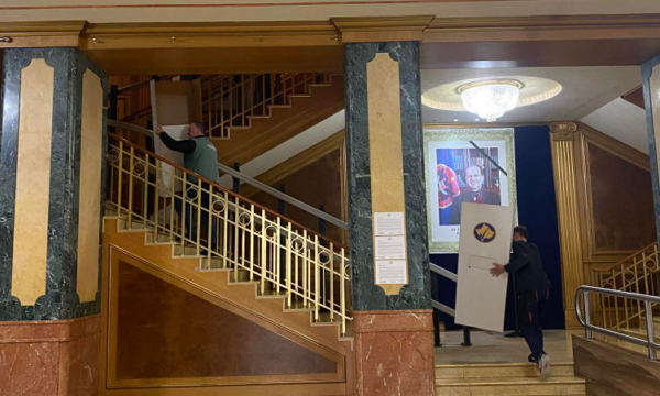 Në Kuvend bëhen gati për seancën për president? Dy persona shihen teksa bartin kutitë e votimit