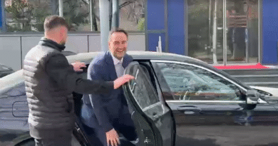 Konjufca del nga Qeveria, i injoron pyetjet e gazetarëve  “a keni emër për president”, “a jeni kandidat”