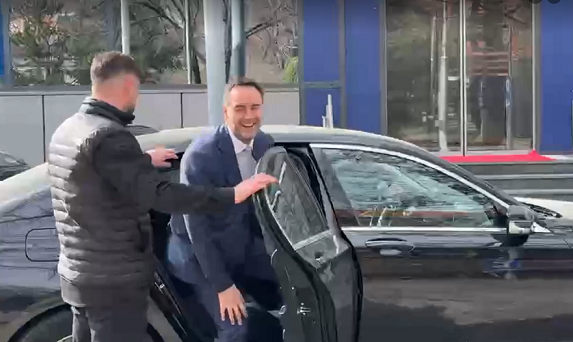 Konjufca del nga Qeveria, i injoron pyetjet e gazetarëve  “a keni emër për president”, “a jeni kandidat”