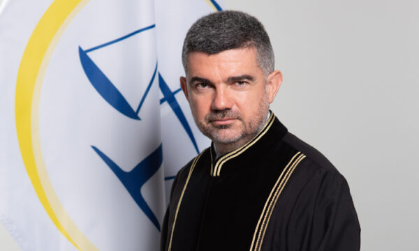 Ish-gjykatësi i Gjykatës Speciale – i sanksionuar nga SHBA – thotë se nuk mund të përdorë më kartat e kreditit e as të porositë gjëra në internet