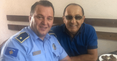 Qumili iu referua si “komandanti katolik” i Policisë kur foli për raportimet se e rrahu motrën, Gjokaj i reagon: Koke koritë – jam shqiptar