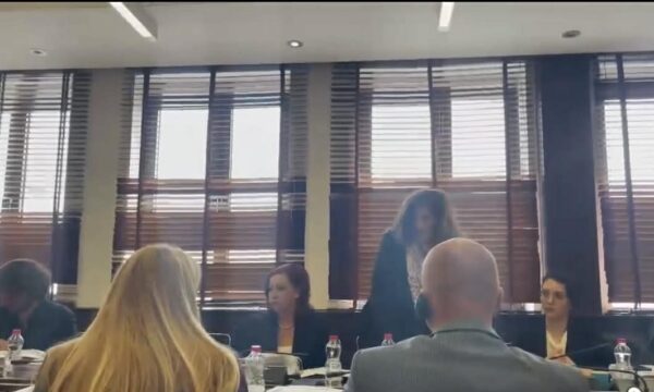 “Kur flas unë, ti ndalesh”, Musliu largohet nga komisioni pas përplasje me Kryeziun e VV-së