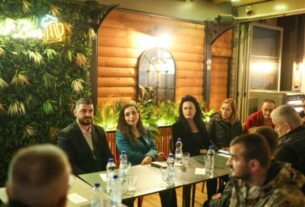 Vjosa Osmani ishte në Gjilan, krah saj qëndroi ish-deputetja e LDK-së