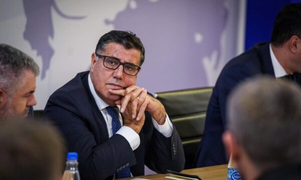 Haziri për Kurtin: Po e çon qëllimisht vendin drejt zgjedhjeve të reja, e ka ndryshuar vetëm formën dhe metodën