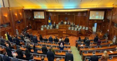 Kuvendi mban një minutë heshtje për akademikun Rexhep Qosja