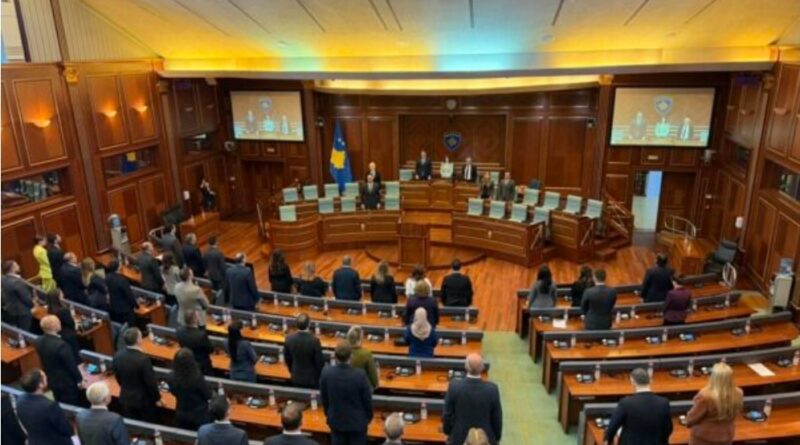 Kuvendi mban një minutë heshtje për akademikun Rexhep Qosja