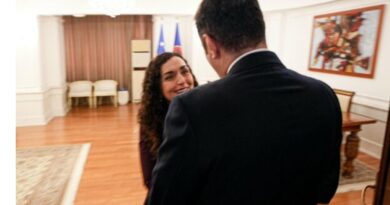 Lumir Abdixhiku e Vjosa Osmani në takim, a do të arrihet sonte marrëveshja për kthimin në LDK?
