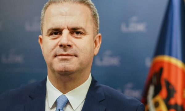 Azemi thotë se pasi kanë nisur hetimet për njehsorët elektrikë, ka filluar ndërrimi i tyre duke u fshehur provat