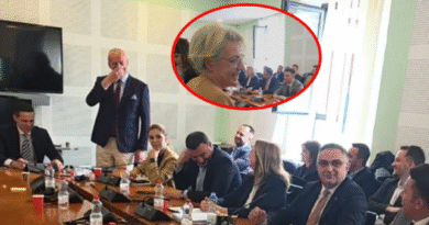 Qorrolli u ngrit në këmbë kur Gërvalla u largua nga mbledhja, Tahiri e ngacmon: Duhet me u çu se përndryshe…