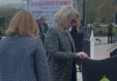Masakra e Studimës: Bashkëshortja e ish-presidentit Thaçi bën homazhe te varri i vëllai të varë në luftë