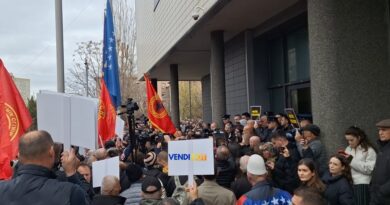 Veteranët e UÇK-së iu bëjnë thirrje protestuesve në Tiranë: Mos i keqpërdorni simbolet e UÇK-së për qëllime politike