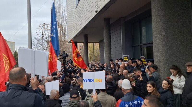 Veteranët e UÇK-së iu bëjnë thirrje protestuesve në Tiranë: Mos i keqpërdorni simbolet e UÇK-së për qëllime politike