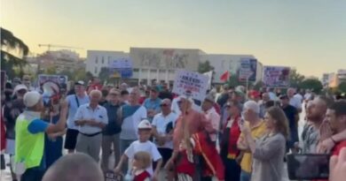 Protestuesit mblidhen për të 29’tën herë në Tiranë – sipas tyre njerëz të pushtetit “duan të nxisin dhunë”