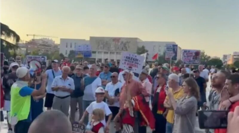 Protestuesit mblidhen për të 29’tën herë në Tiranë – sipas tyre njerëz të pushtetit “duan të nxisin dhunë”