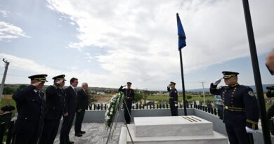 Kurti bëri homazhe te varri dhe vizitoi familjen e Heroit të Kosovës, Afrim Bunjaku