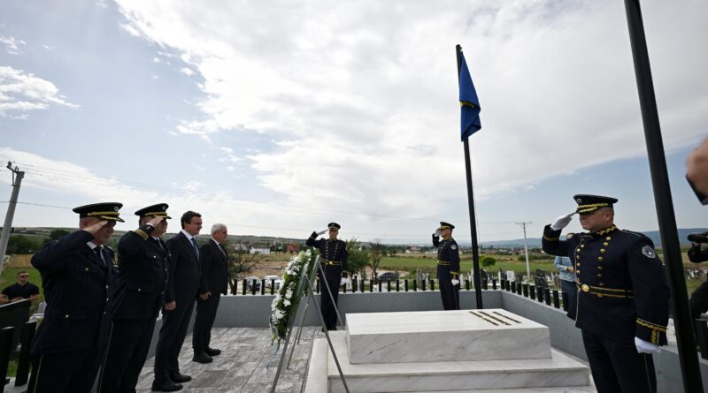 Kurti bëri homazhe te varri dhe vizitoi familjen e Heroit të Kosovës, Afrim Bunjaku