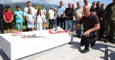 Haradinaj përkujton dëshmorët e Betejës së Morinës: “Nderim i përjetshëm për luftëtarët e lirisë”