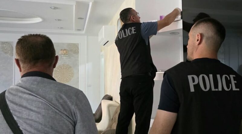 Operacioni kundër krimit të organizuar: Arrestohen nëntë persona, sekuestrohen para, armë, vetura dhe autobotë