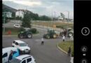 Blegtorët arrijnë me traktorë te VITA, nis përkrahja ndaj fabrikës me qindra punëtorë