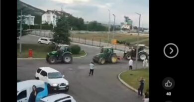 Blegtorët arrijnë me traktorë te VITA, nis përkrahja ndaj fabrikës me qindra punëtorë