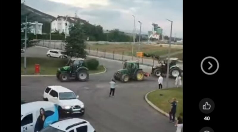 Blegtorët arrijnë me traktorë te VITA, nis përkrahja ndaj fabrikës me qindra punëtorë