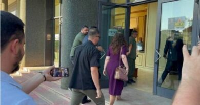 Takimi me Kurtin, Abdixhiku bashkë me Osmanin mbërrijnë në Kuvend