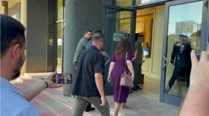 Takimi me Kurtin, Abdixhiku bashkë me Osmanin mbërrijnë në Kuvend