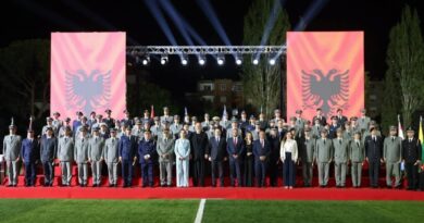 10 oficerë të FSK-së diplomojnë në Akademinë e Forcave të Armatosura të Shqipërisë