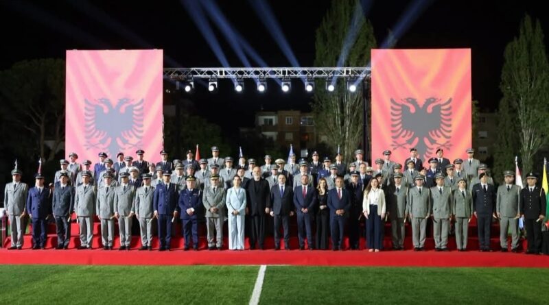 10 oficerë të FSK-së diplomojnë në Akademinë e Forcave të Armatosura të Shqipërisë