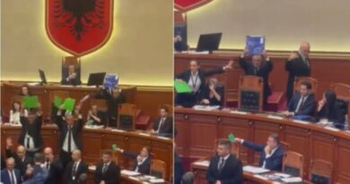 Kryeministri Rama largohet nga Kuvendi, opozita hedh shishe dhe karton drejt tij