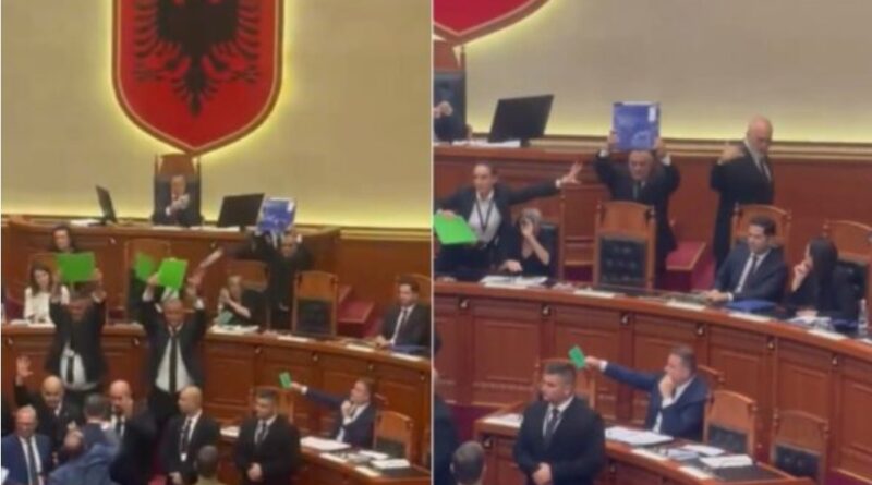 Kryeministri Rama largohet nga Kuvendi, opozita hedh shishe dhe karton drejt tij