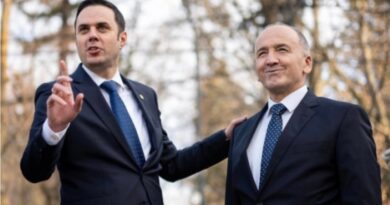 Abdixhiku e shfaq hapur zemërimin me Gazmend Muhaxherin: Ju betohem në Zot, atdhe e familje që s’kam premtuar poste ministrore