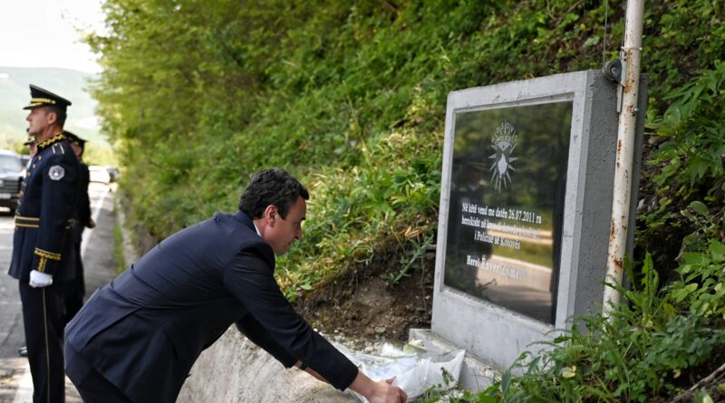Kurti nga vendi ku është vrarë polici Enver Zymeri: Drejtësia do të veprojë, asnjë kriminel s’do të mbijetojë pa u ndëshkuar