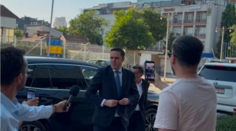 Abdixhiku arrin në Kuvend për takimin me Kurtin, shoqërohet nga Osmani e Haziri