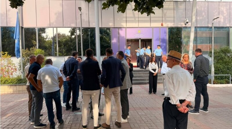 PDK-së i bashkohen asamblistë e aktivistë nga Ferizaj dhe Hani I Elezit në protestën para Qeverisë