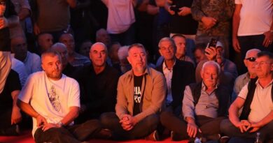 “Zjarri i Lirisë” në Zonën e Drenicës: Komandantët dhe ushtarët e UÇK-së kërkojnë lirinë e çlirimtarëve në Hagë