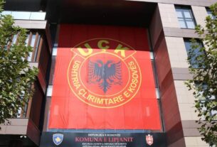 Imri Ahmeti e vendos një flamur gjigant të UÇK-së në objektin e Komunës së Lipjanit