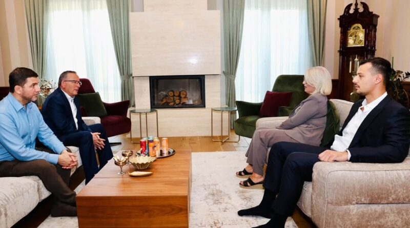 Hamza viziton familjet Thaçi, Veseli dhe Krasniqi: Nuk jeni vetëm, do të angazhohemi deri në kthimin në atdhe të luftëtarit të fundit të lirisë