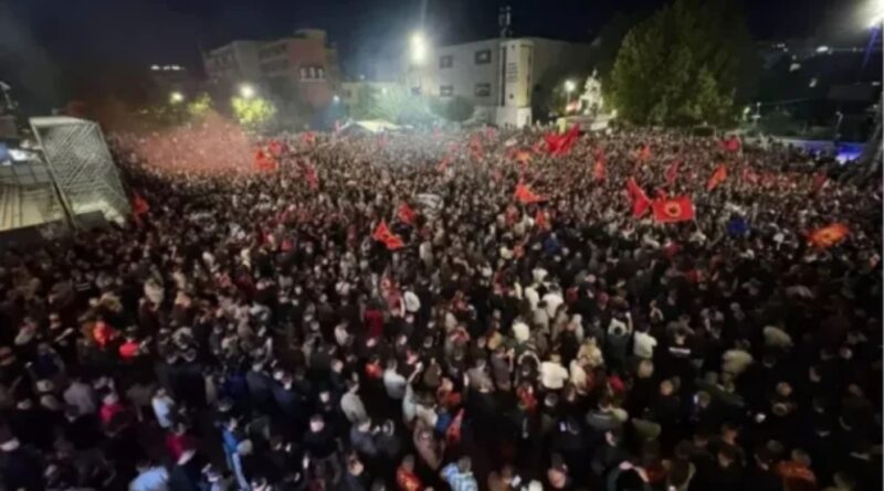 Ledri Vula dhe Bekim Shyti sonte i drejtohen masës në protestën “Jo në emrin tim”