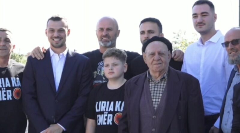 Djali i Thaçit, i Veselit e ai i Krasniqit vizitojnë familjen e Afrim Bunjakut në trevjetorin e vrasjes së tij