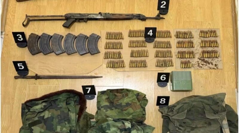 Policia thotë se ka gjetur armë, municion, uniforma dhe mjete tjera ilegale në dy lokacione në Veri