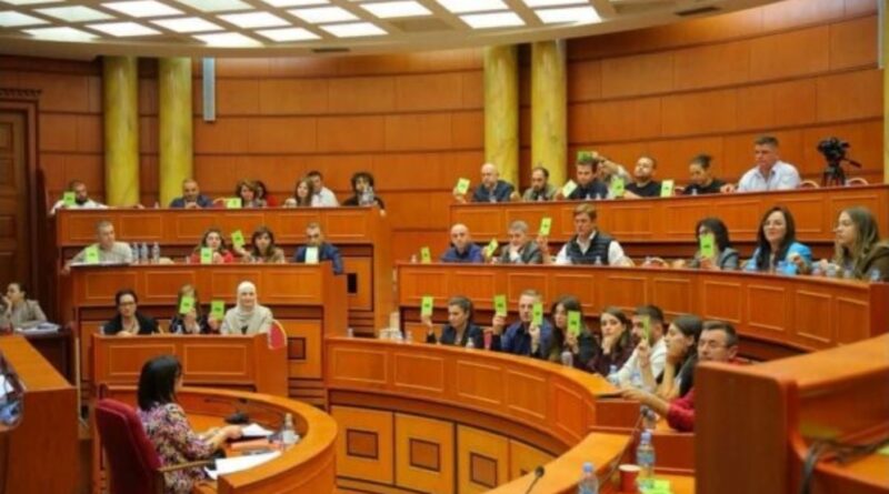Tirana i shpall Qytetarë Nderi Hashim Thaçin, Kadri Veselin, Jakup Krasniqi e Rexhep Selimin
